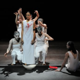 La danzatrice barese assieme ad altri ballerini nella Medea